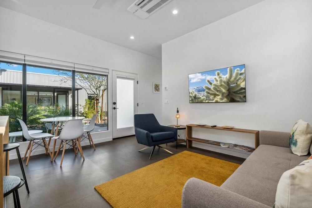 Refreshing 2-bedroom Apartment - 80 Walkscore!